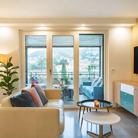 Beautiful Two Bedroom Duplex דירה