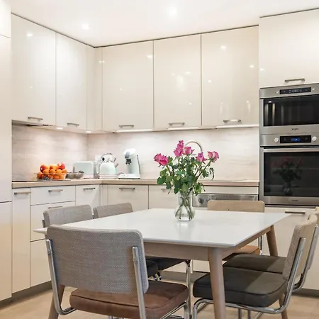 Beautiful Two Bedroom Duplex *