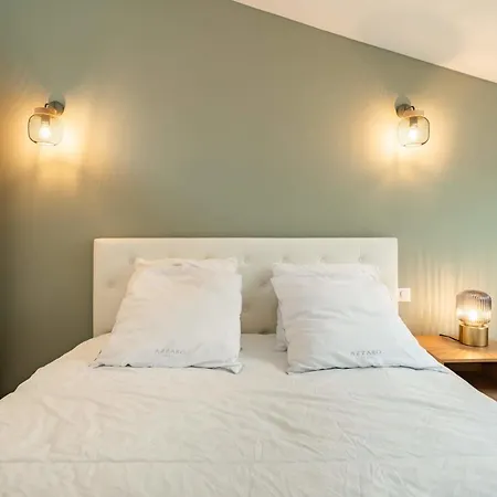 Beautiful Two Bedroom Duplex דירה *
